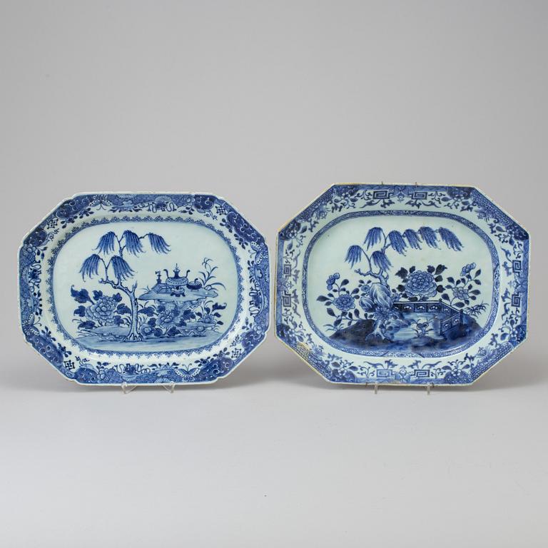 Two Chinese export porcelain blue and white serving dishes, Qianlong (1736-1795).