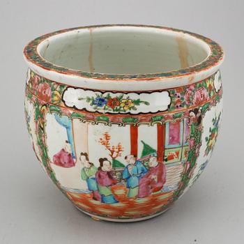 A famille rose canton basin, Qing dynasty, late 19th century.