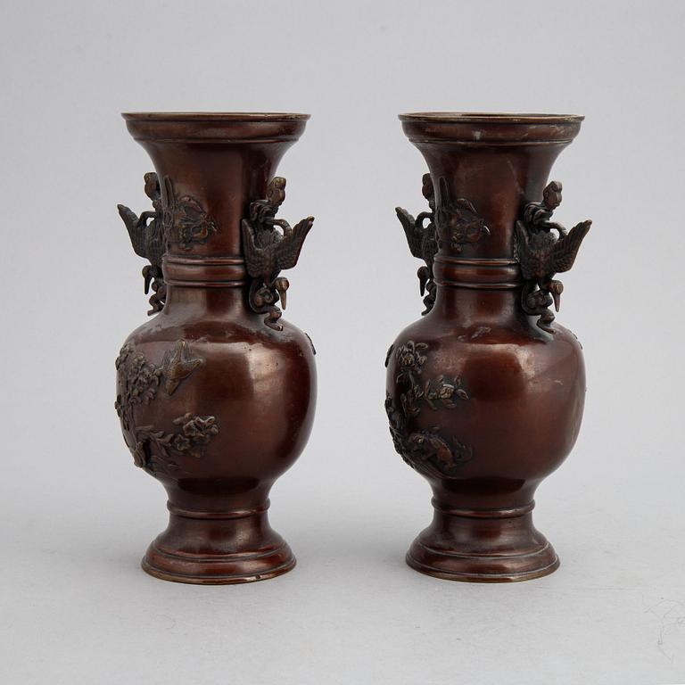 Vaser, ett par, koppparlegering. Japan, Meiji (1868-1912).
