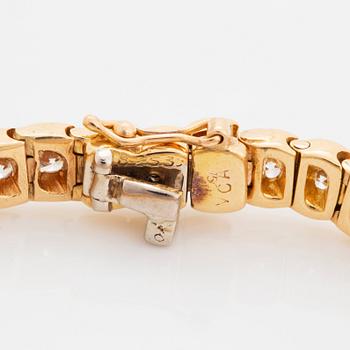 A Van Cleef & Arpels tennis bracelet in 18K gold set with round brilliant-cut diamonds.