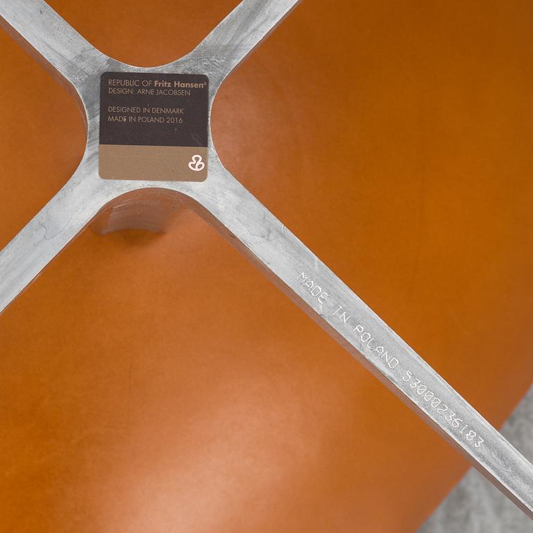 ARNE JACOBSEN, fåtölj med fotpall, "Ägget", Fritz Hansen, Danmark, 2019.