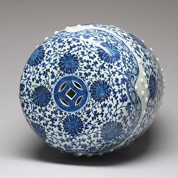 A pair of blue and white garden seats, Qing dynasty, 18th Century.