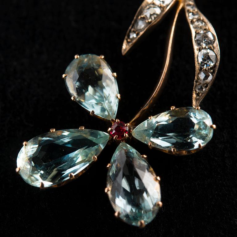 HÄNGE, 56 guld, A. Tillander St. Petersburg 1908-17. Antikslipade diamanter, akvamariner, rubin. Vikt 5 g.