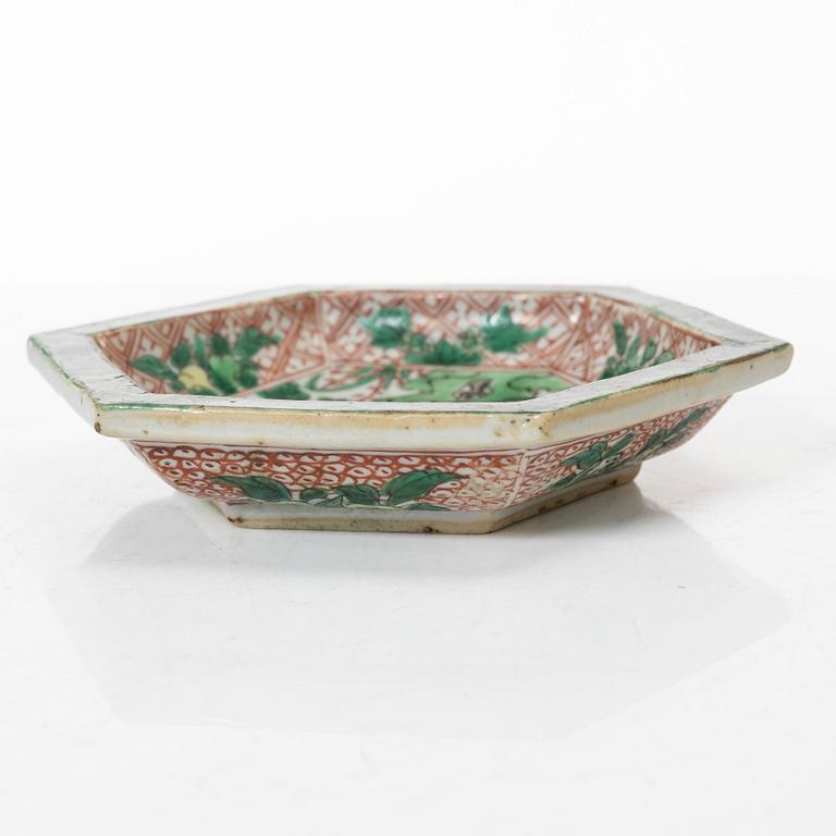 Skålfat, tre stycken, porslin. Kina, 1600-tal.