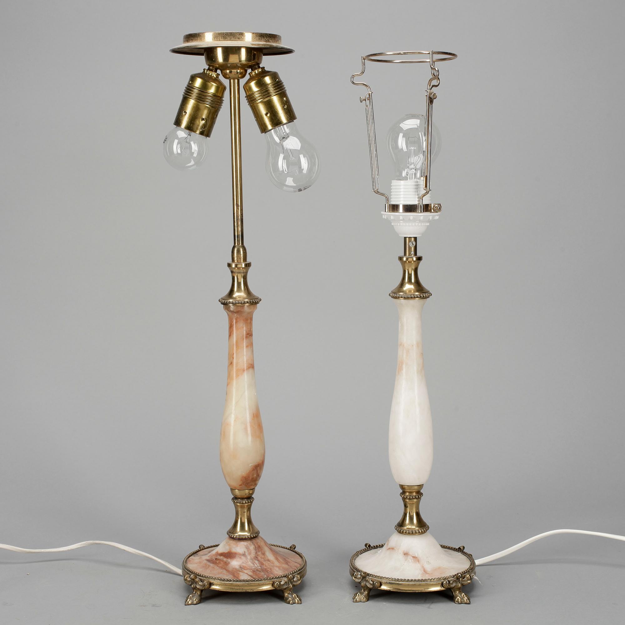 BORDSLAMPOR, 2 st snarlika, marmor samt mässing, 1900-tal.