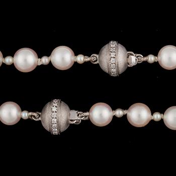 COLLIER, odlade saltvattenspärlor, 3st lås av 18k vitguld med briljantslipade diamanter.
