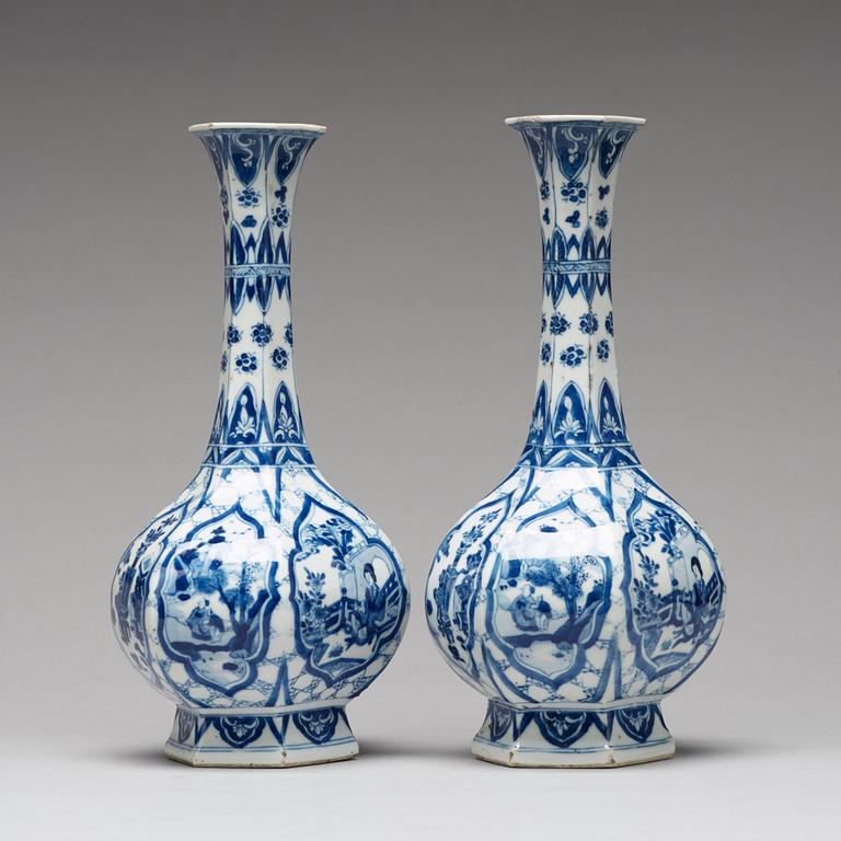 VASER, ett par, porslin. Qingdynastin, Kangxi (1662-1722).