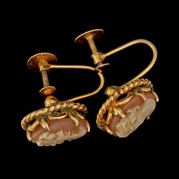 SNÄCKSKALSKAMÉ, 18k guld, Ceson, Göteborg, 1942 samt örhängen, 9k guld, 1900-tal. Tot vikt 28 g.