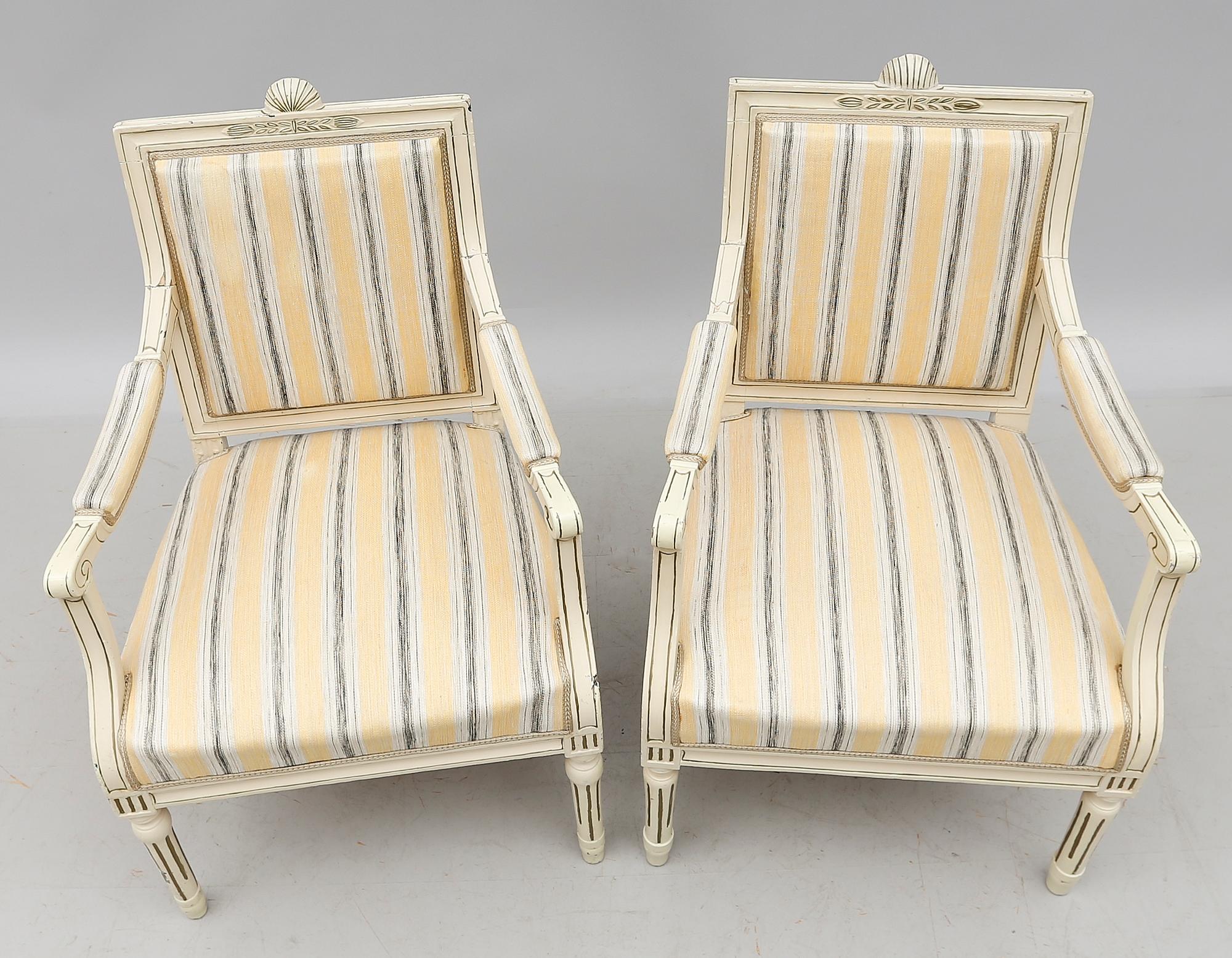 KARMSTOLAR, 2 st, gustaviansk stil, 1800-talets första hälft respektive 1900-talets första hälft.