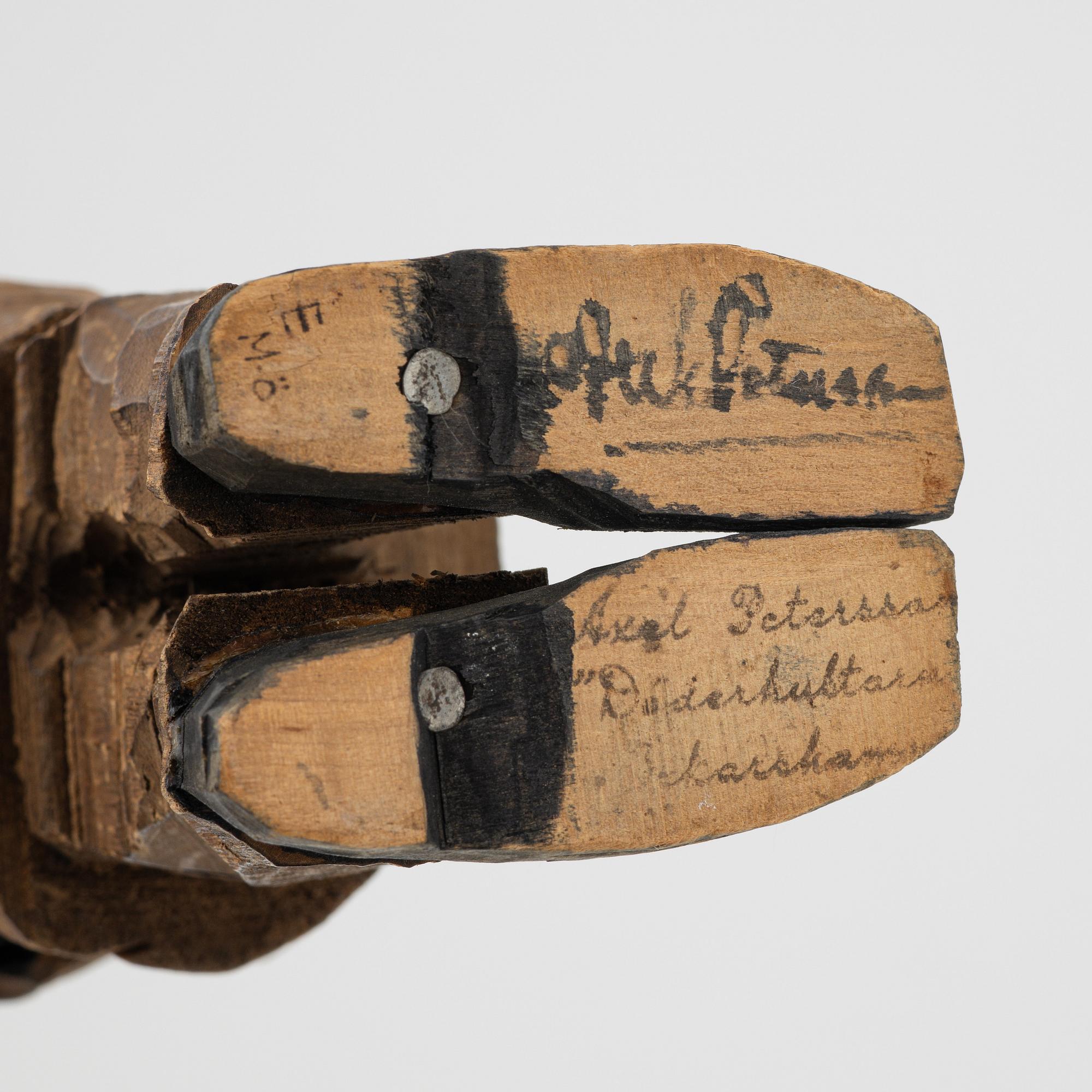 Axel Petersson Döderhultarn, skulptur, signerad. Delvis bemålat trä, höjd 26 cm.