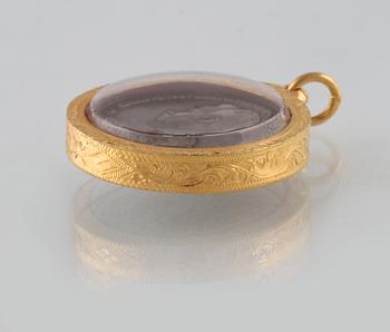 HÄNGE, 18K guld med infattat Thailändskt mynt. Vikt 23,0 gram.