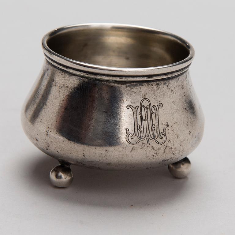 BÄGARE 2 ST OCH SALTKAR, silver, Ryssland, Kaukasus och Moskva 1800-tal.