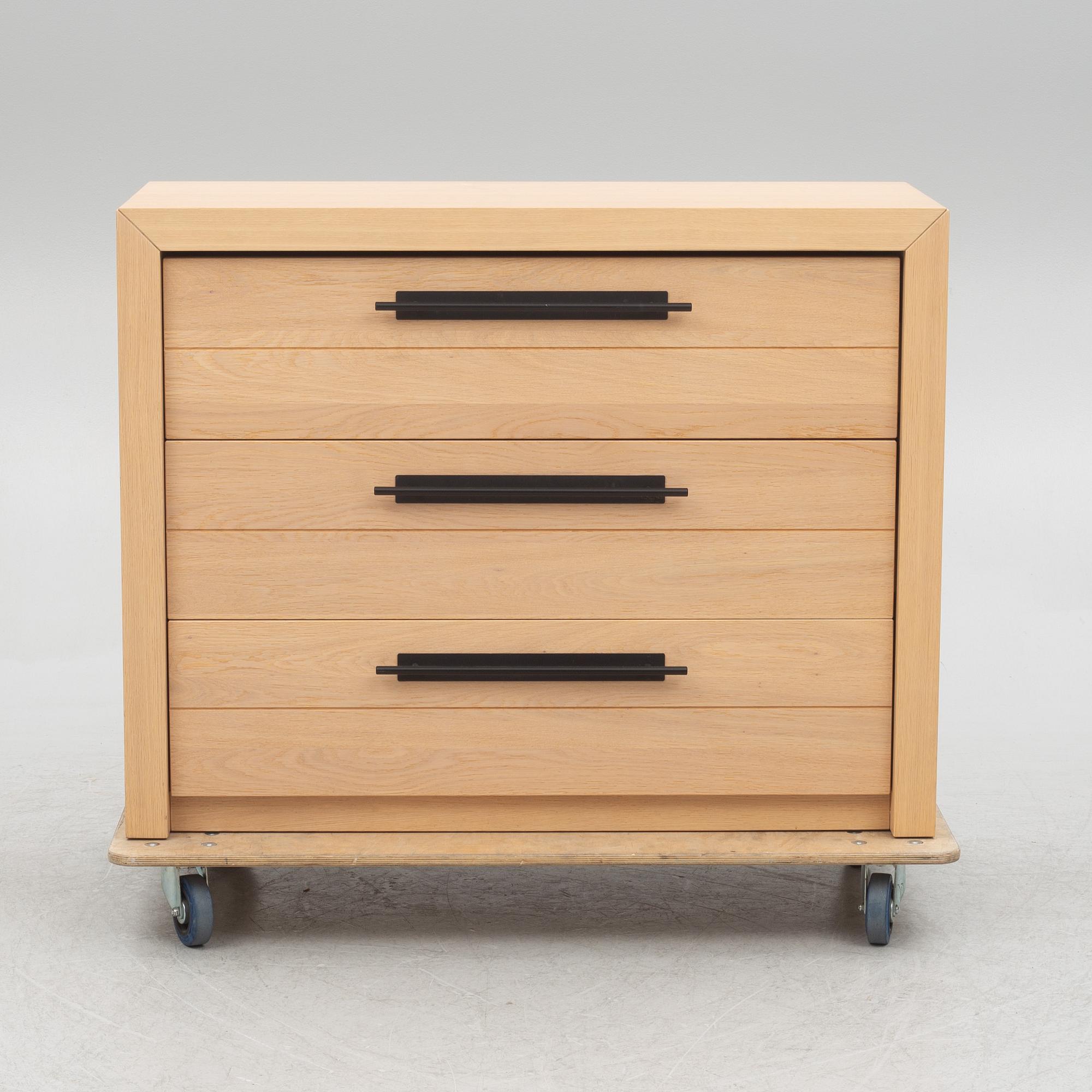 Torill Slettvoll, a dresser, Slettvoll.