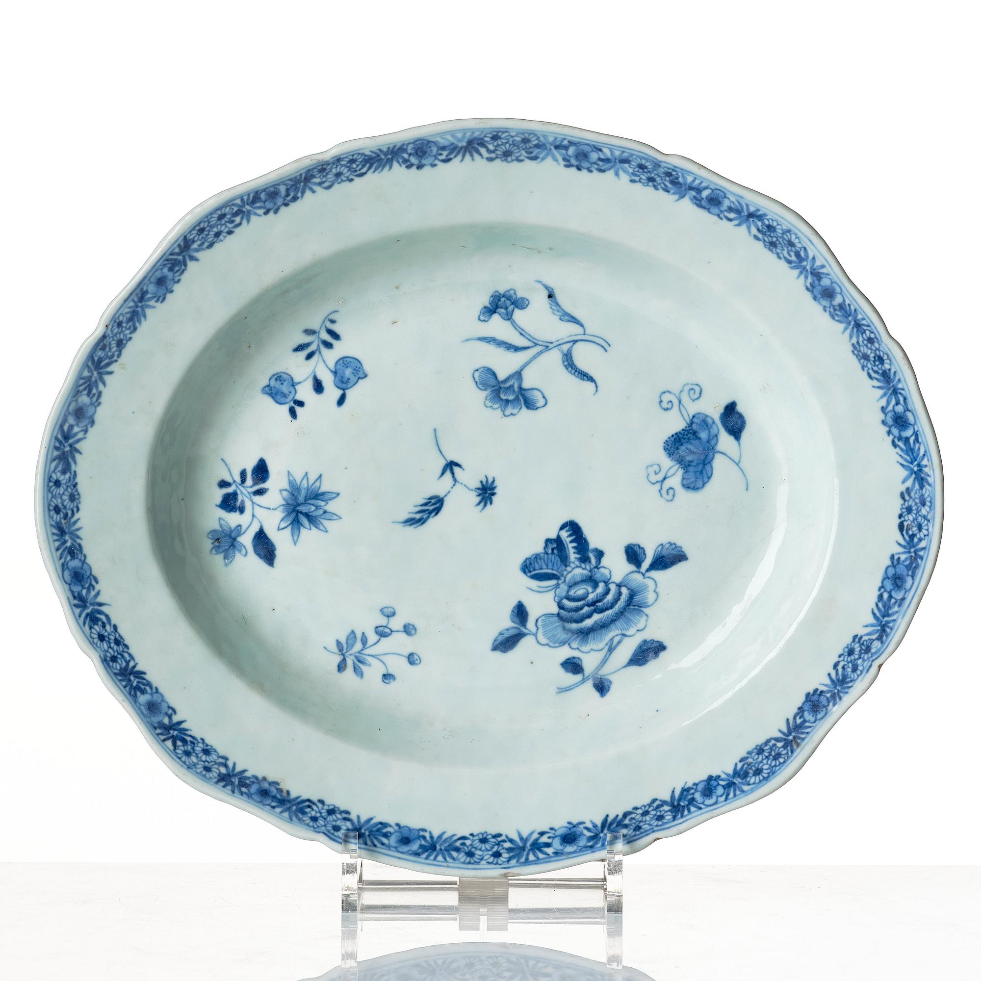 A blue and white tureen with cover and stand, Qing dynasty, Qianlong (1736-95).