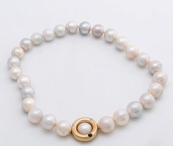 LYNNGGARD SOUTH SEA cultured pearl necklace, clasp 18K gold w 2 brilliant-cut diamonds approx 0,20 ct in total.