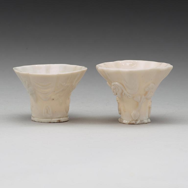 VINKOPPAR, ett par, blanc de chine. Qingdynastin, Kangxi (1662-1722).