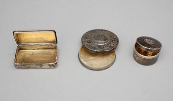 PARTI ACESSOARER och BRUKSSFÖREMÅL, 12 delar, bl a silver, tot vikt ca 90 gram, 1800-1900-tal.