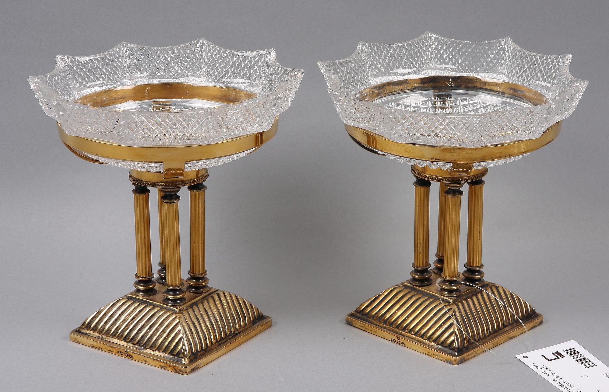 UPPSATSSKÅLAR, ett par, gulmetall och glas, sent 1800-tal.