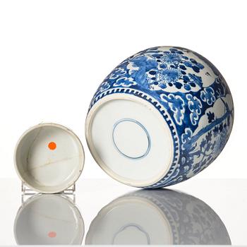 A blue and white jar with cover, Qing dynasty, 19th Century.