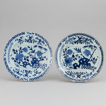 A pair of blue and white dishes, Qing dynasty, Kangxi (1662-1722).