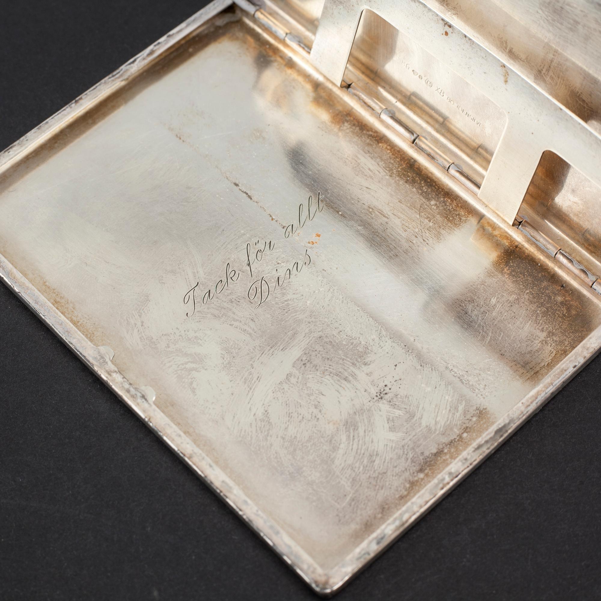 A cigarette case and a small box in silver, first half of the 20th century. Total weight 155 g.