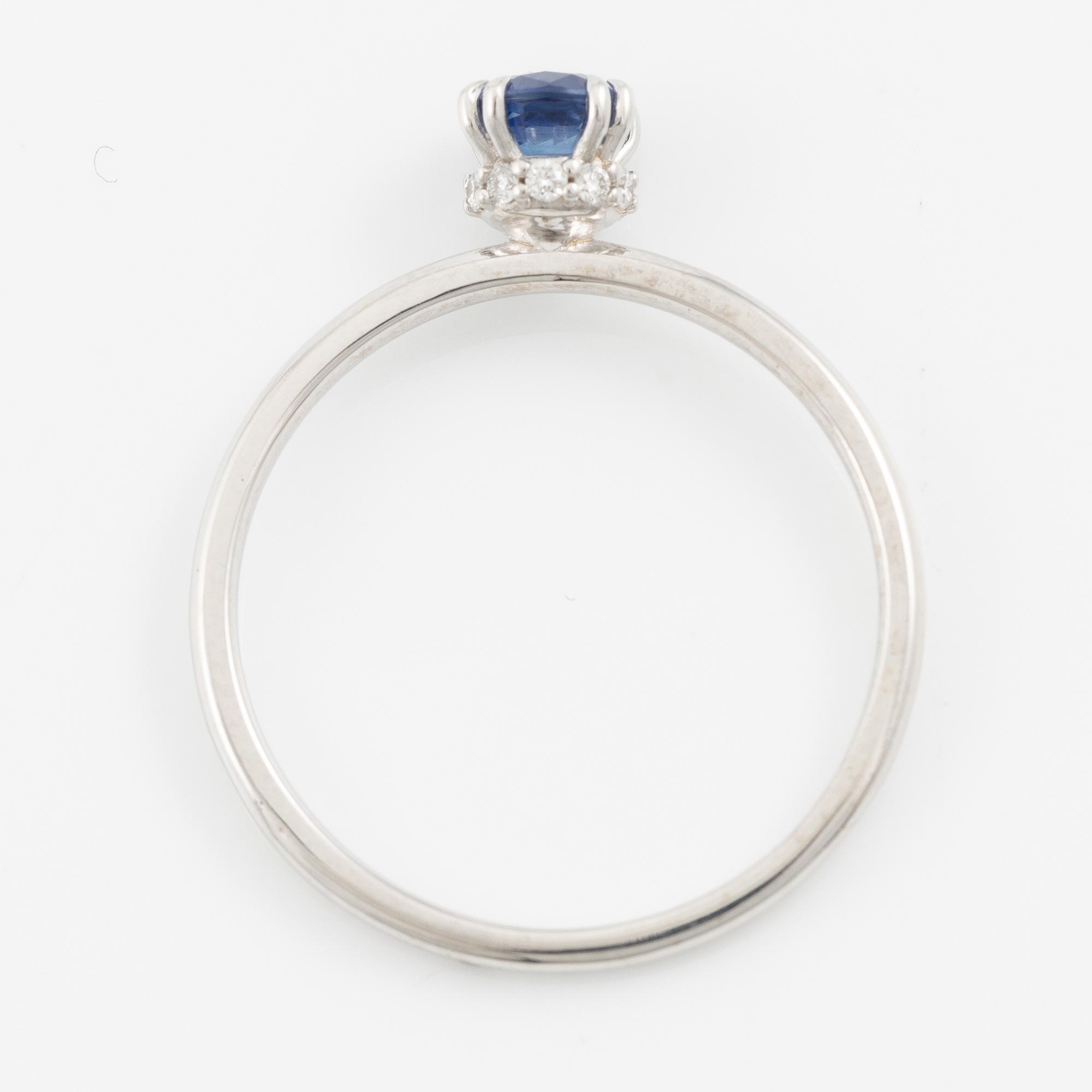 Ring 14K white gold with a sapphire and small brilliant-cut diamonds.