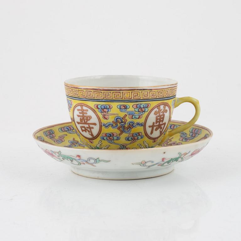 A Chinese famille rose yellow ground medallion plate and coffeecup with saucer, late Qing dynasty/around 1900.