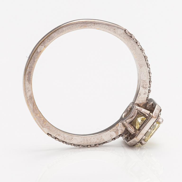 Ring, 18K vitguld, diamanter ca 0.87 ct tot. ITD, Esbo.