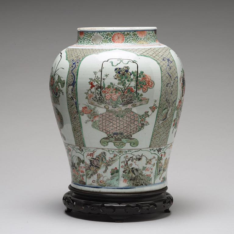 Prakturna, porslin. Qingdynastin, Kangxi (1662-1722).