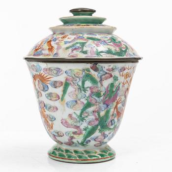 A Chinese famille rose 'dragon' jar with cover, for the Thai market, Qing dynasty, 19th century.