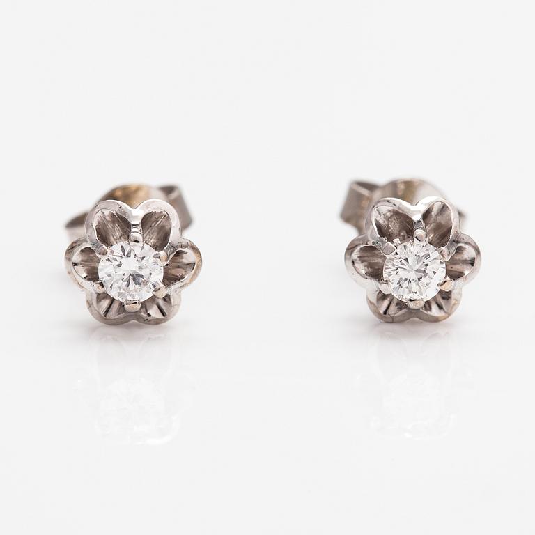 A pair fof 14K white gold earrings with diamonds ca. 0.32 ct in total.