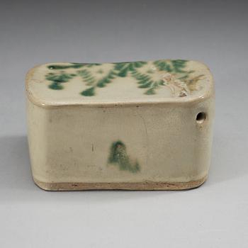 A green and white glazed pillow, Song/Yuan dynasty.