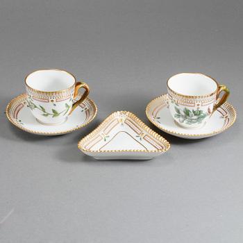 MOCCAKOPPAR, ett par samt UNDERFAT, porslin, "Flora Danica", Royal Copenhagen, 1900-talets andra hälft.