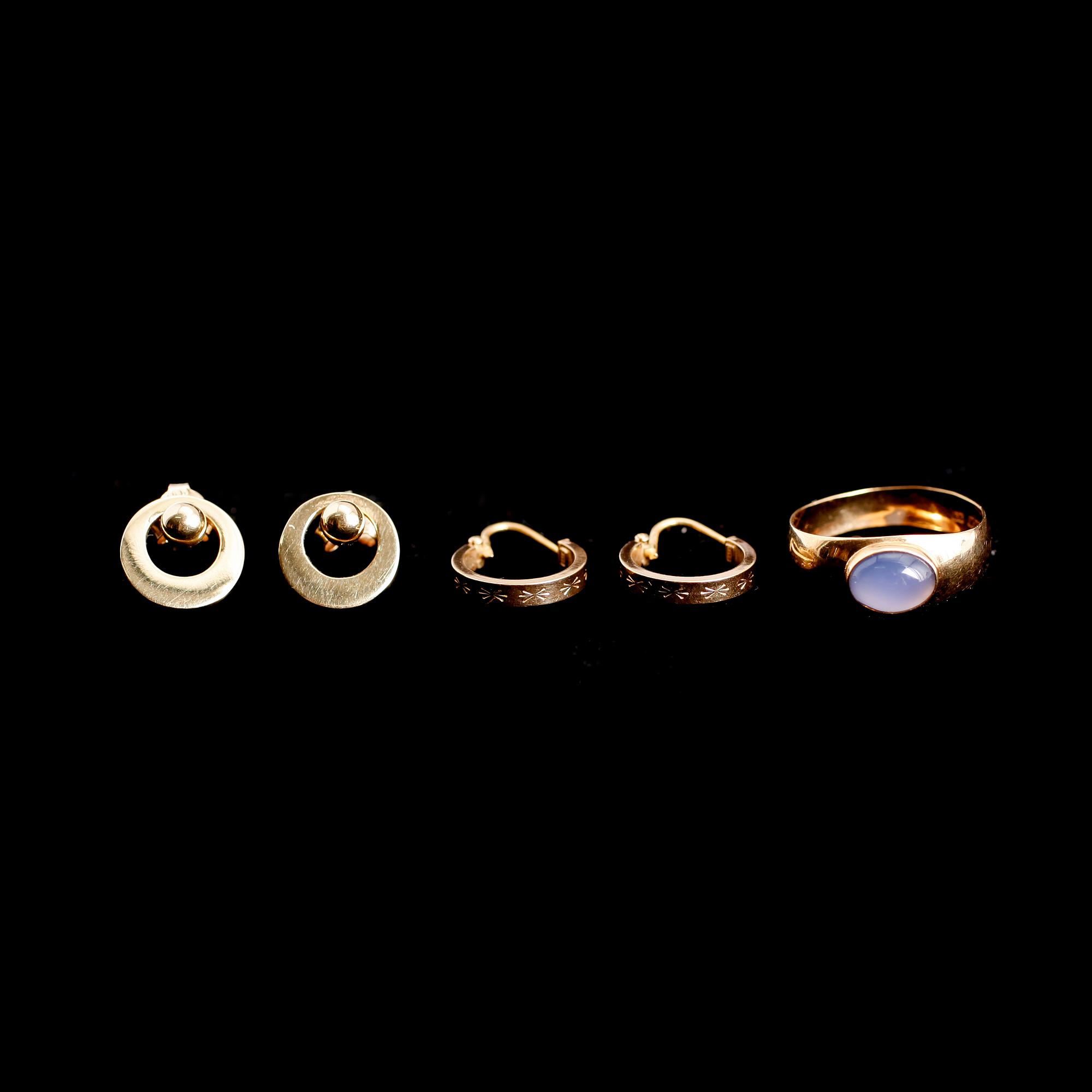 RING SAMT ÖRHÄNGEN, 2 par, 18 k guld. Total vikt ca 6 gram.