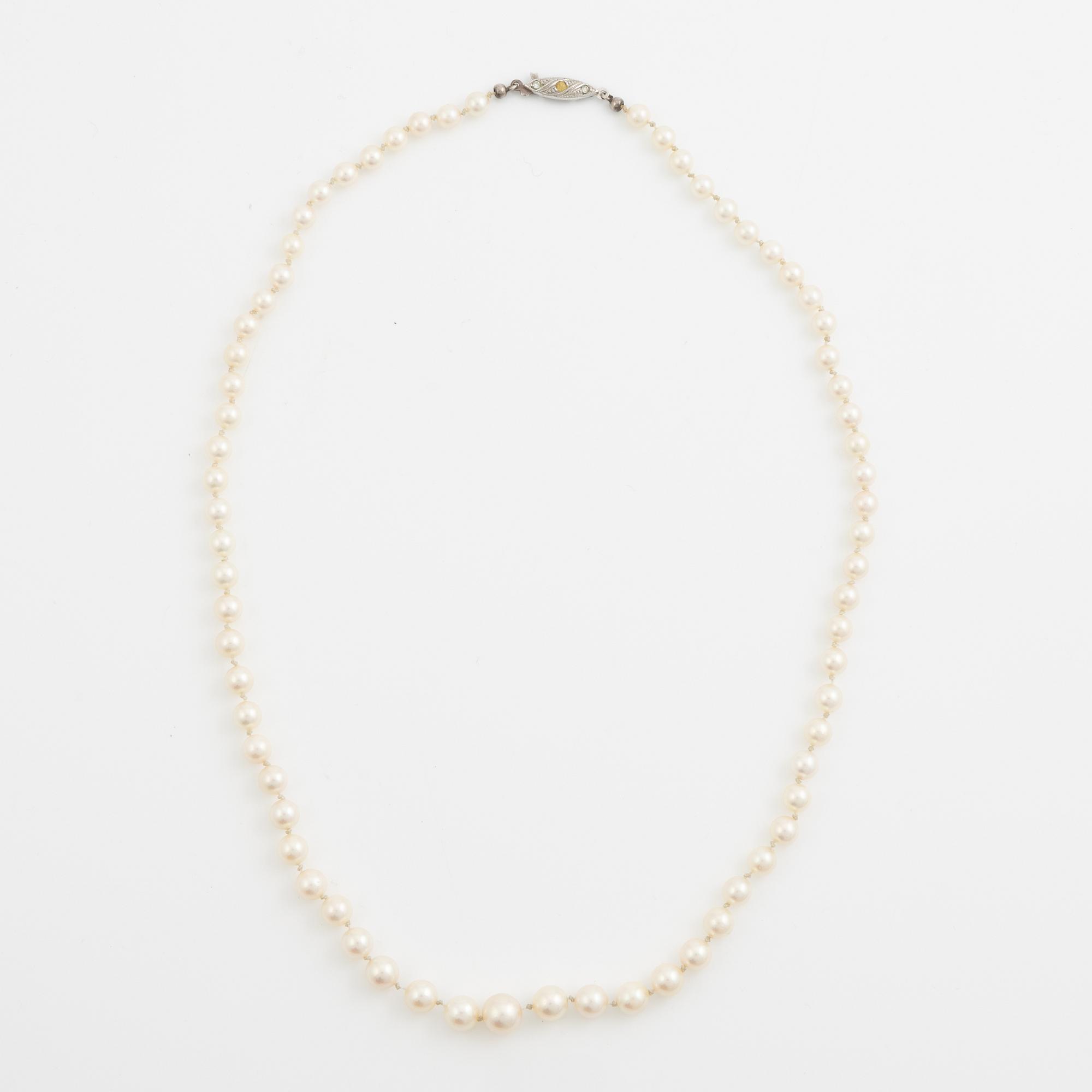 Pärlcollier med doserade odlade pärlor, lås  silver.