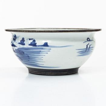A blue and white censer/flower pot, late Qing dynasty/early 20th century.