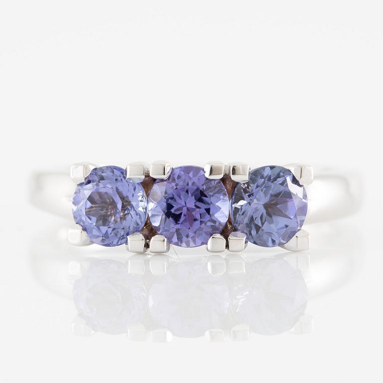 Ring 14K white gold with three tanzanites.