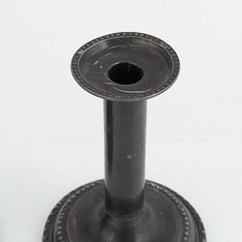 B O Santesson, ljusstakar, ett par, tenn, gustaviansk stil, Stockholm 1953.