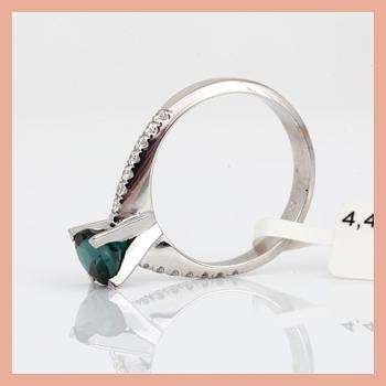 RING, 18K vitguld med grön turmalin, ca 1,18 ct och briljantslipade diamanter, tot ca 0,20 ct. Total vikt ca 4,49 g.