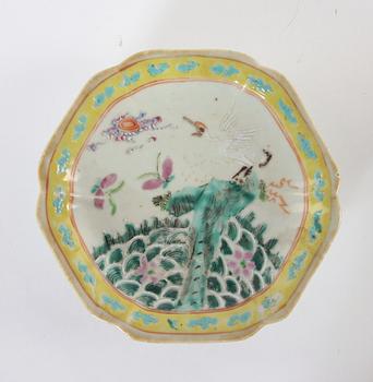 SKÅLFAT och KAROTT MED LOCK, porslin, Kina, 1800/1900-tal.
