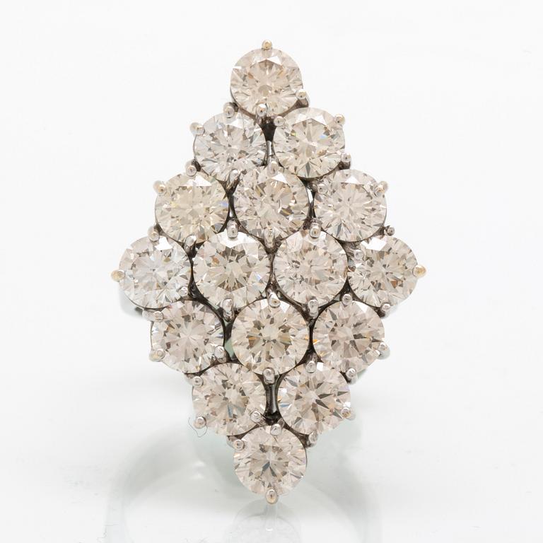 An 18K white gold and diamond ring, approx. 11.2 ct.