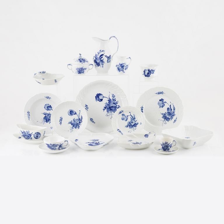 Royal Copenhagen, mat-och kaffeservis, 72 delar, porslin, "Blå blomst", Danmark.