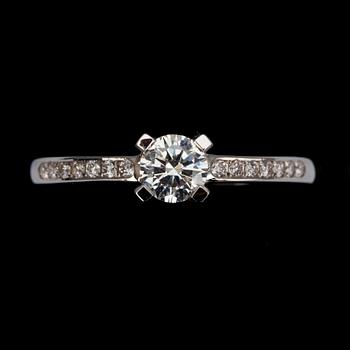 RING, vitguld 14K, briljantslipade diamanter, mittsten 0,39 ct + 0,11 ct. Vikt 2,3 g.