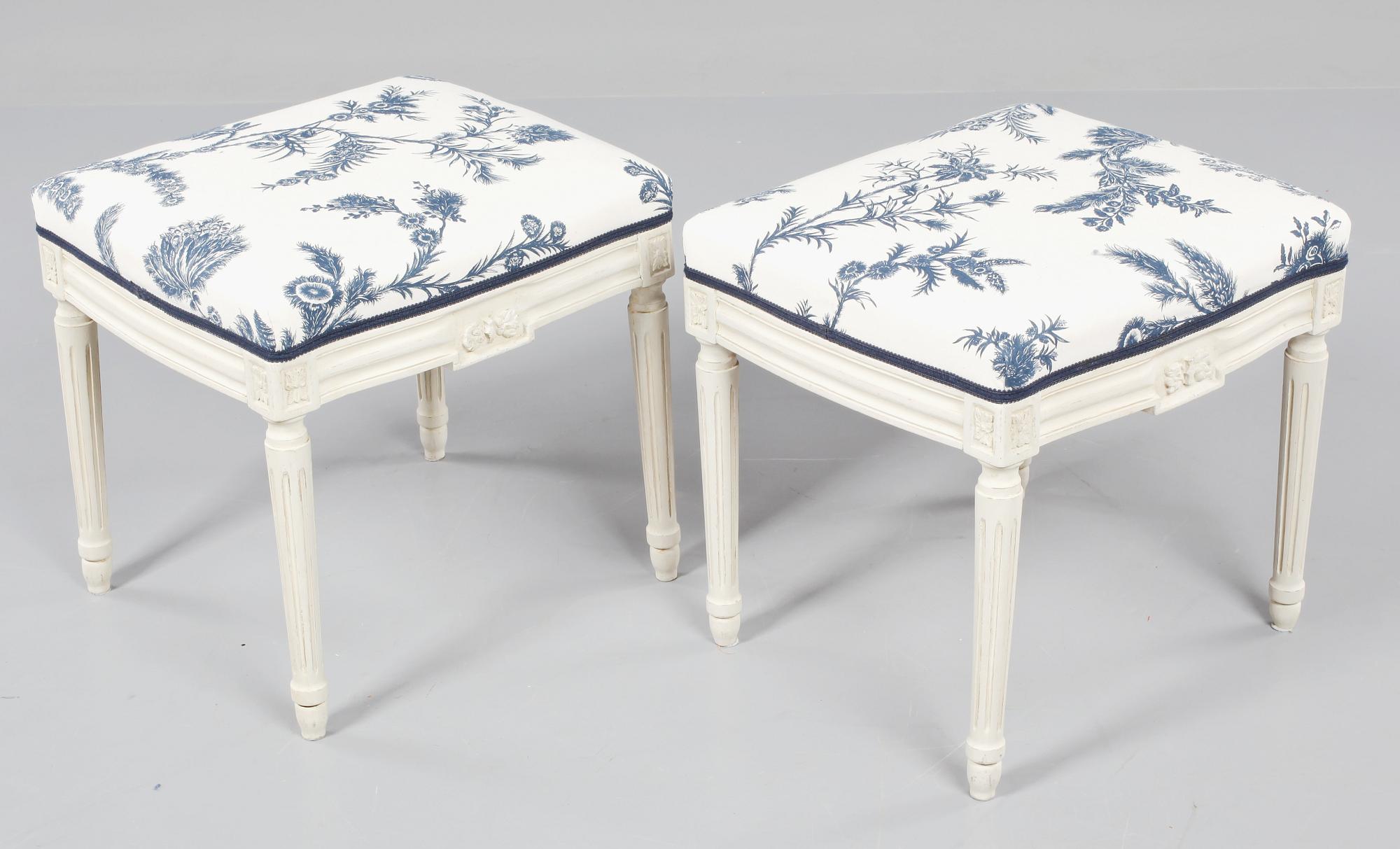 TABURETTER, ett par, gustaviansk stil, omkring 1900-talets mitt.