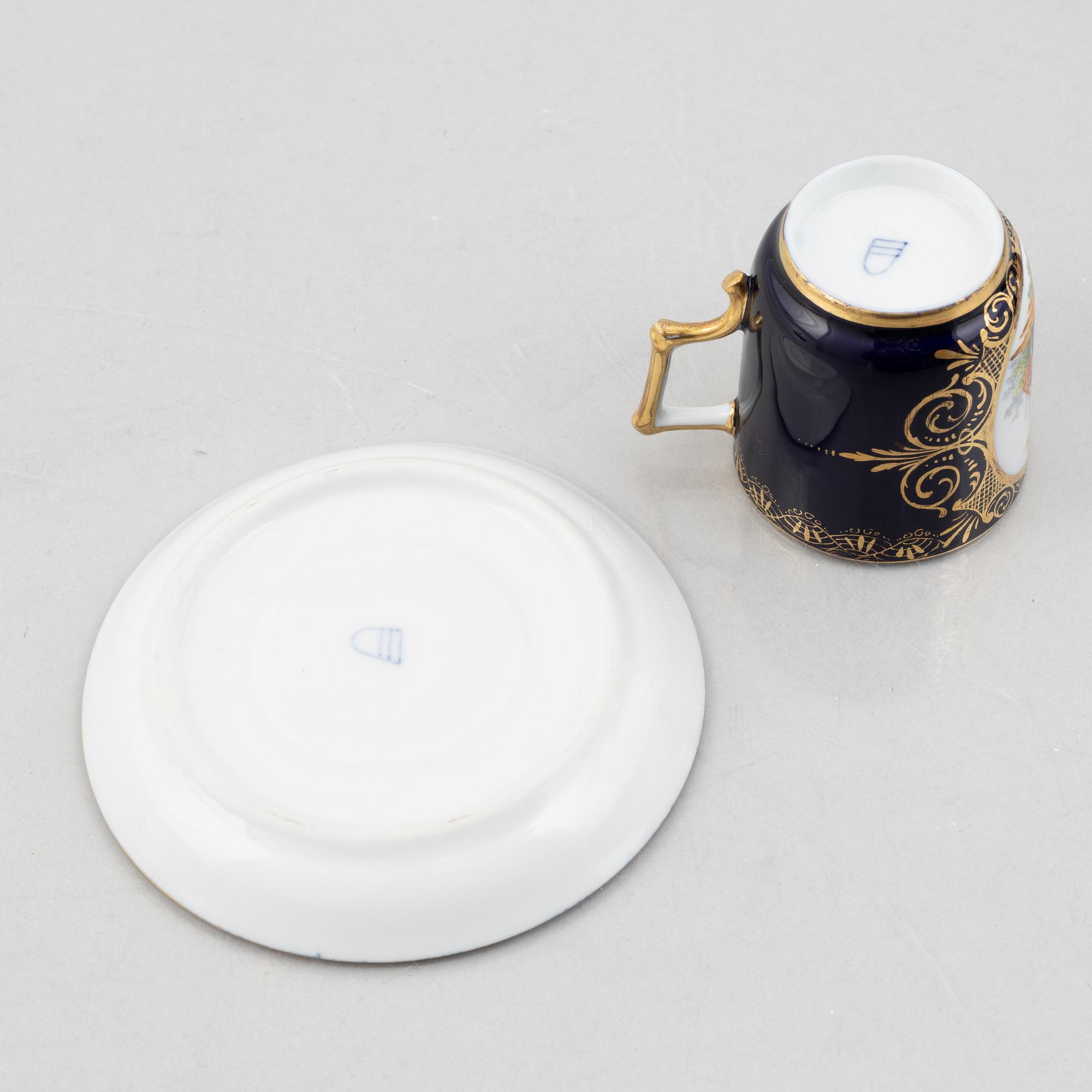 A porcelain coffee pot with a pair of cups with saucers, second half of the 19th century.