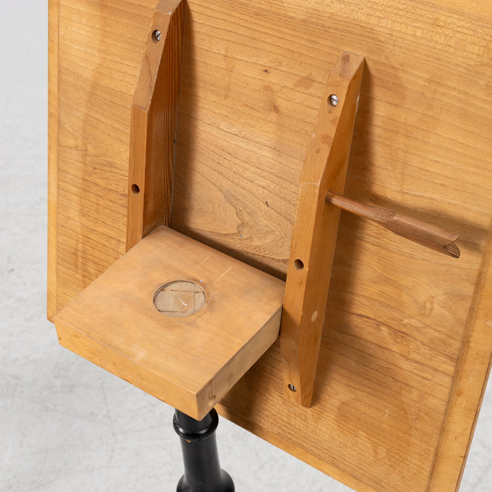 Tilt top tables, 2 pcs, 20th century.