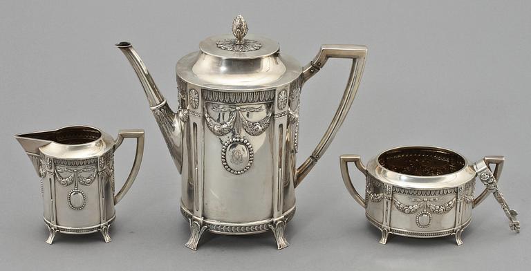 KAFFESERVIS 3 delar, silver, gustaviansk stil, Carl Gustaf Hallberg, Stockholm, 1910. V 1 180 g.