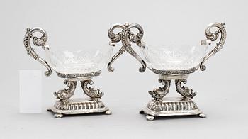 KONFEKTSKÅLAR, ett par snarlika, silver, glas, senempire, Johan Daniel Blomsterwall, Göteborg 1837 resp 1845.