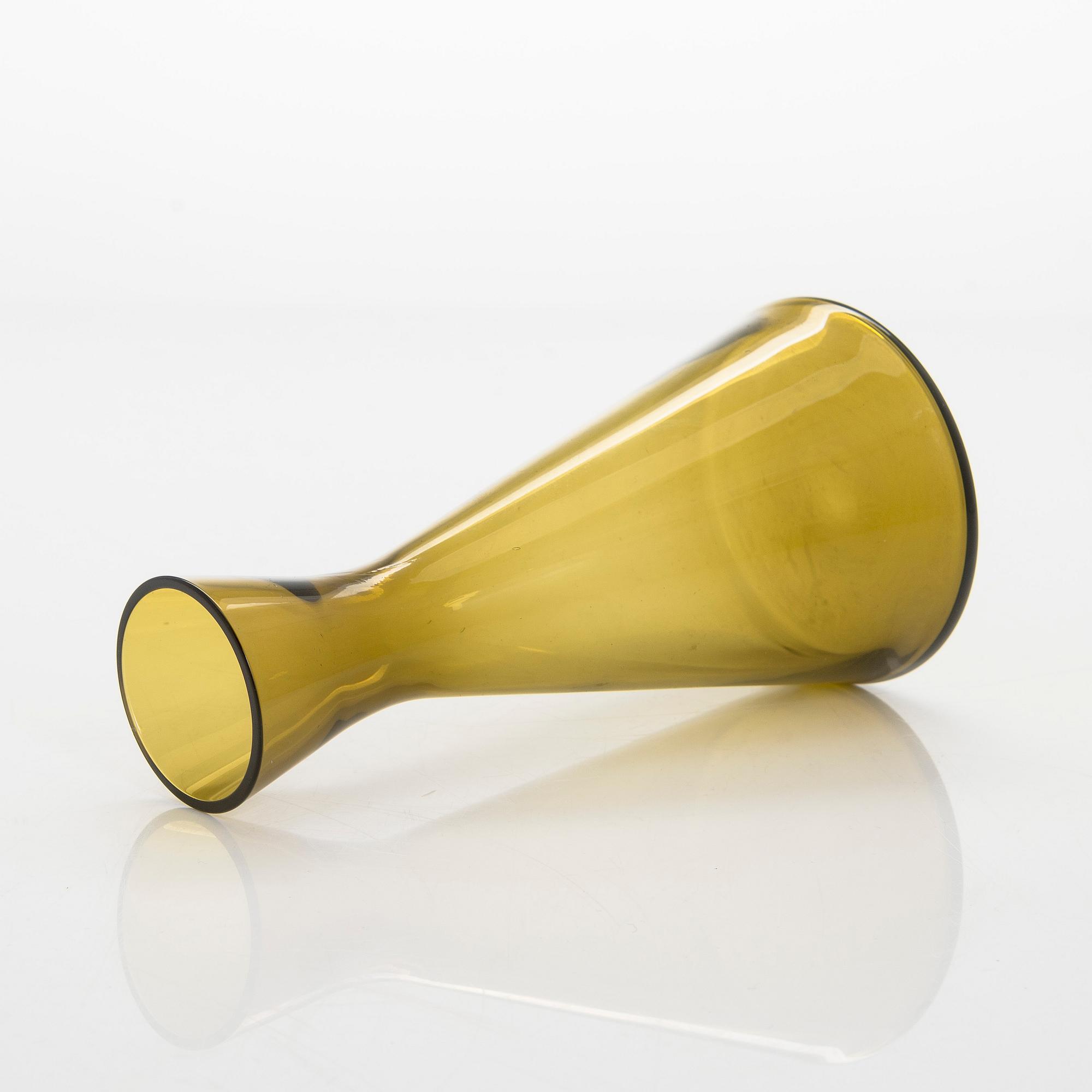 Kaj Franck, juomalasi 5023, 15 kpl sekä maljakko/karahvi 1541, Nuutajärvi. 1900-luvun puoliväli.