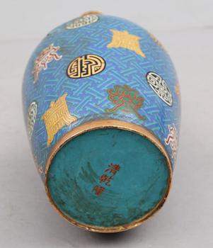 GOLVVAS, emaljarbete, Kina, 1900-tal.